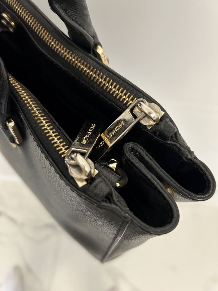 Czarna torebka marki Michael Kors