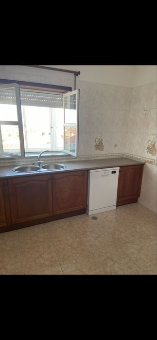 Apartamento T2 com lareira, marquise e vista desafogada