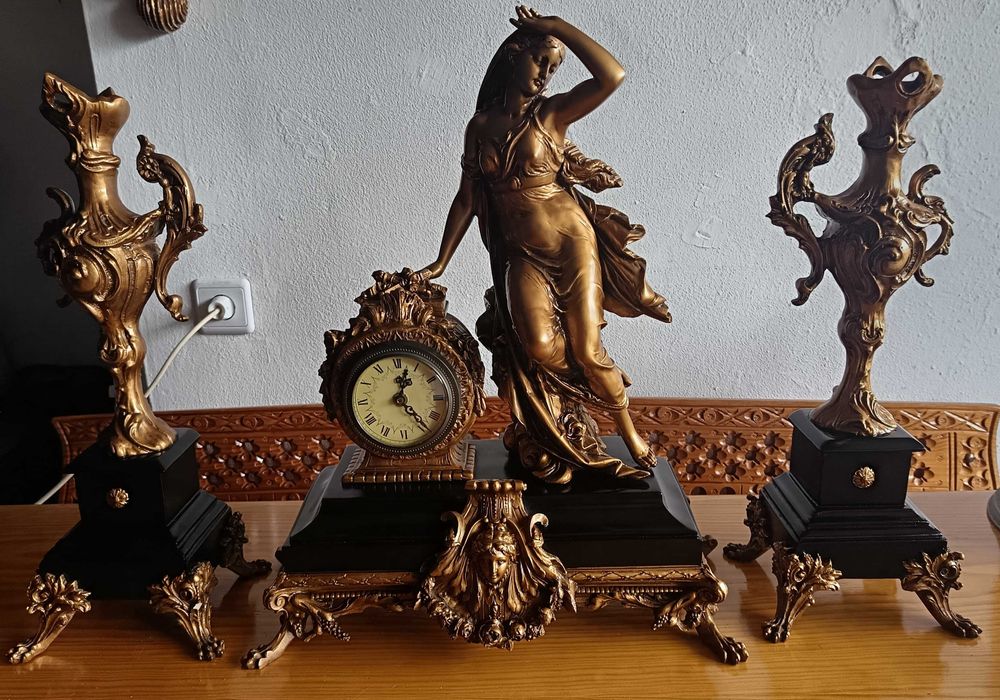 Relógio com castiçais