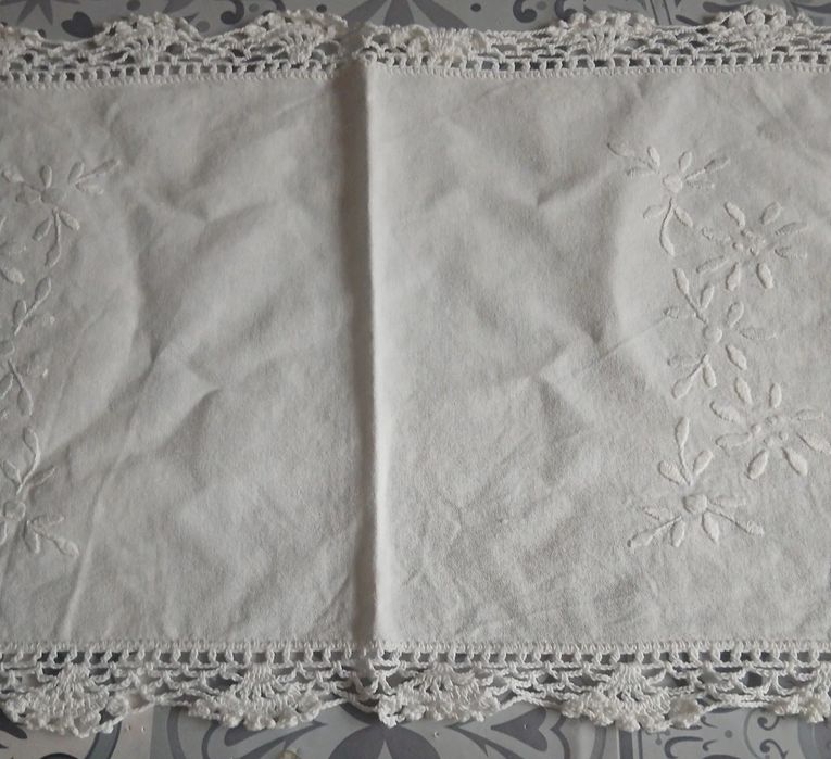 Naperon de linho bordado à mão com renda