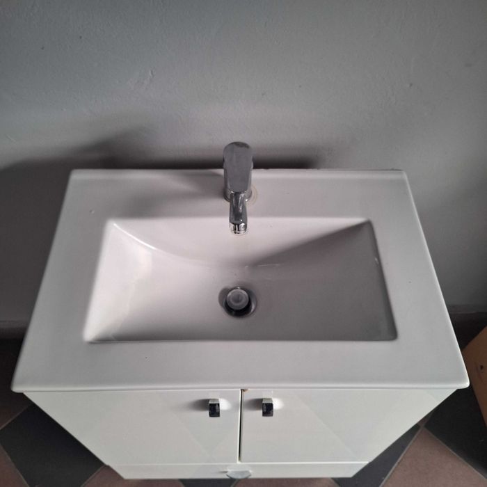 Szafka łazienkowa z umywalką + bateria