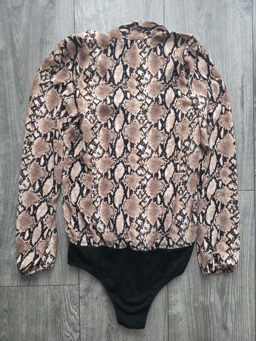 Kopertowe body koszulowe w skórę węża motyw zwierzęcy