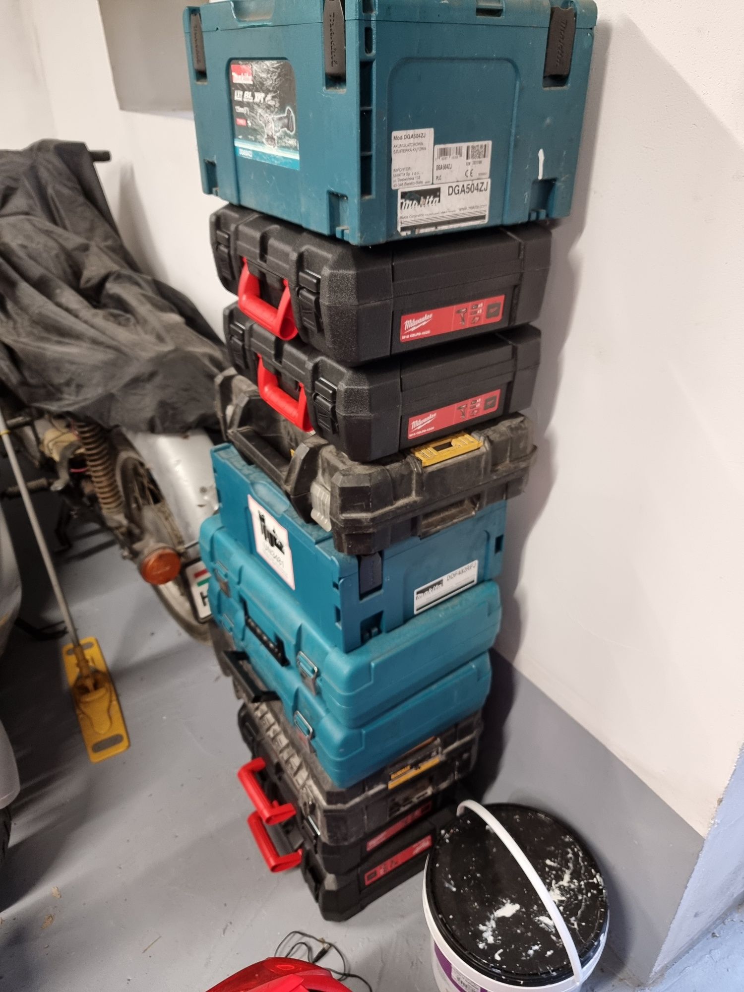 Skrzynki po elektronarzędziach.
