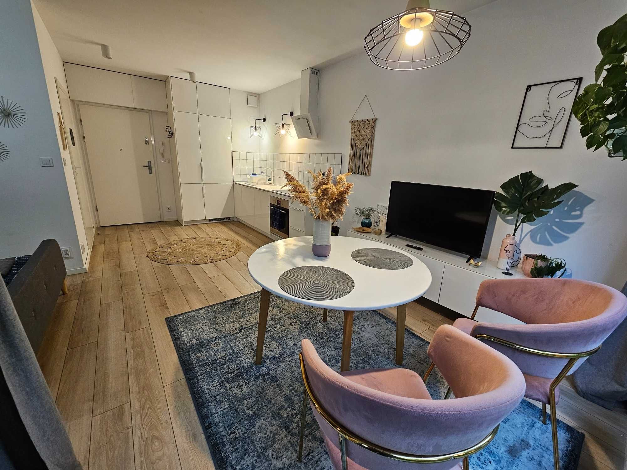 Urządzony apartament typu studio o pow. 30m2 z loggią i ogródkiem