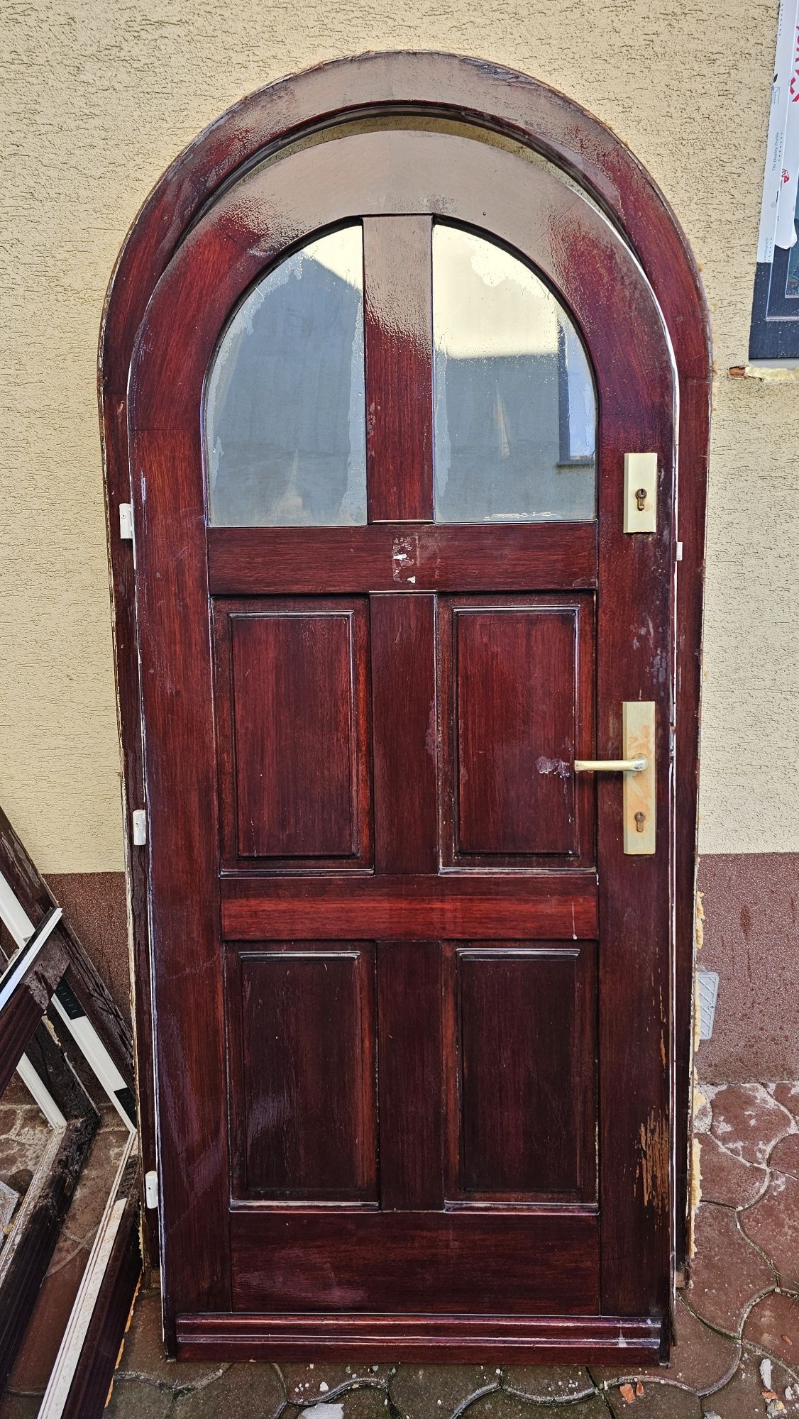Drzwi wejściowe drewniane, ciężkie.