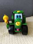 Ciągnik John Deere z odkręcanymi śrubami