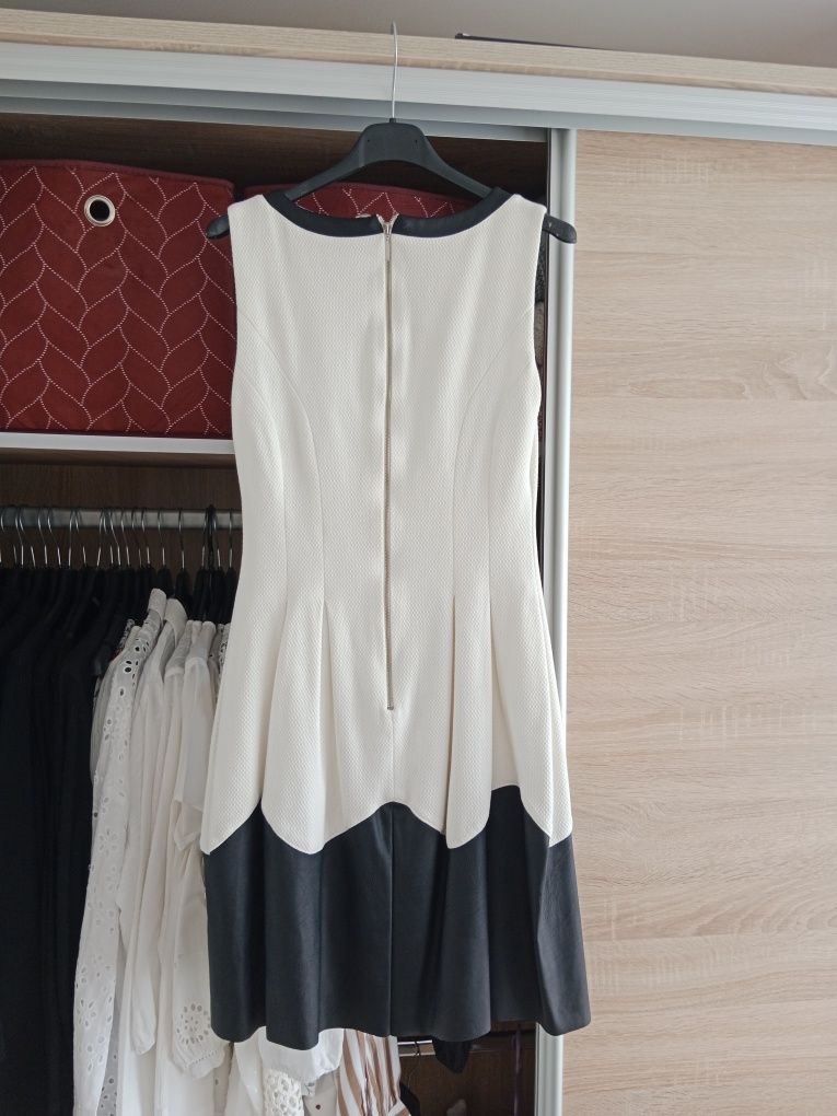 Elegancka biała sukienka z dołem z eko skóry Reserved s