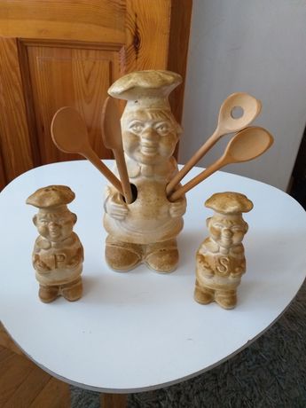 Stary,ceramiczny komplet na przyprawy z figurami kucharzy