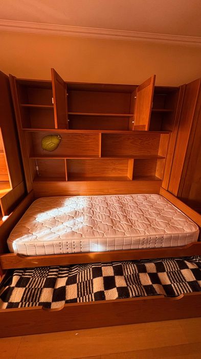 Mobília de estúdio completo, cama, secretária e roupeiro