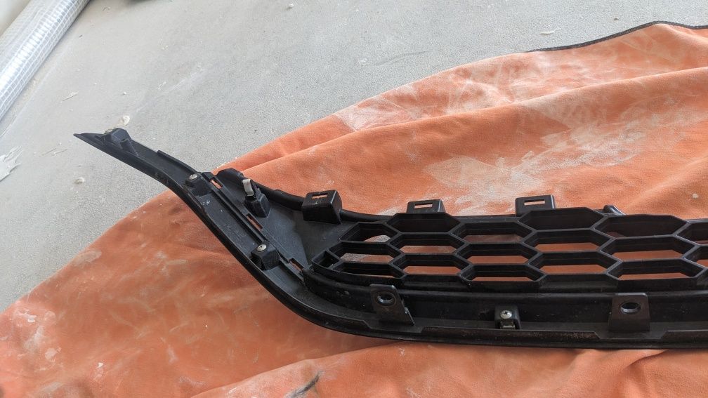 Grill dolny CR-V IV atrapa listwa