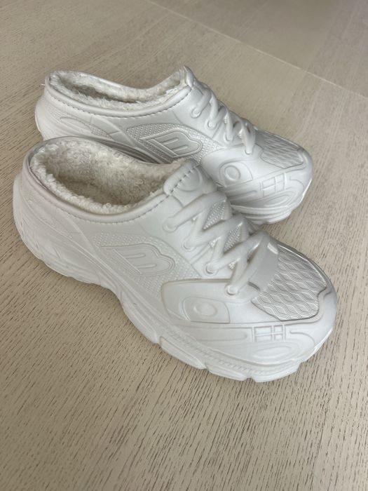 Нові гумові кросівки