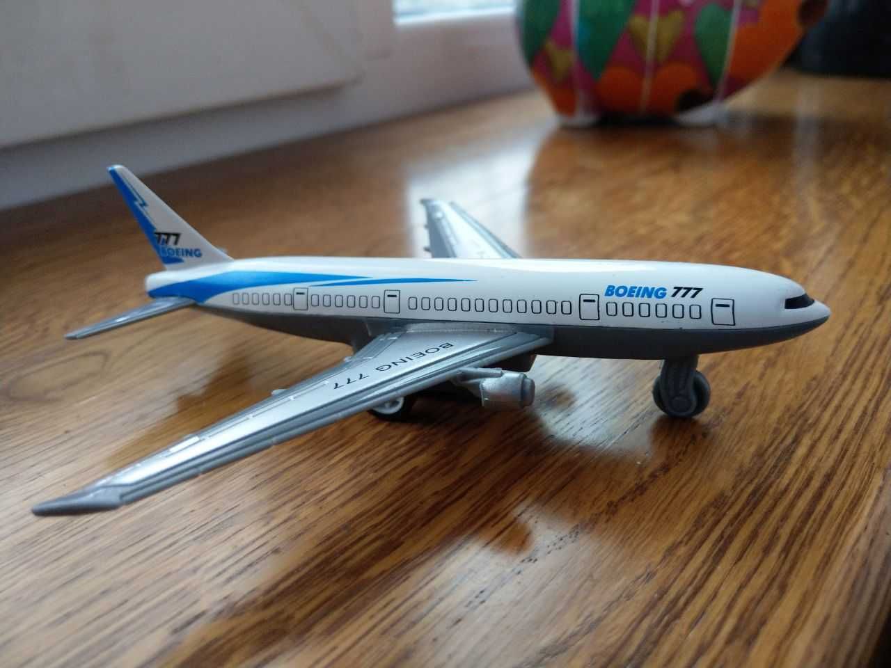 Модель самолета Boeing 777,  инерционный, Hoffmann, 1:350