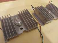 Dwa tranzystory KD502 z aluminiowymi radiatorami