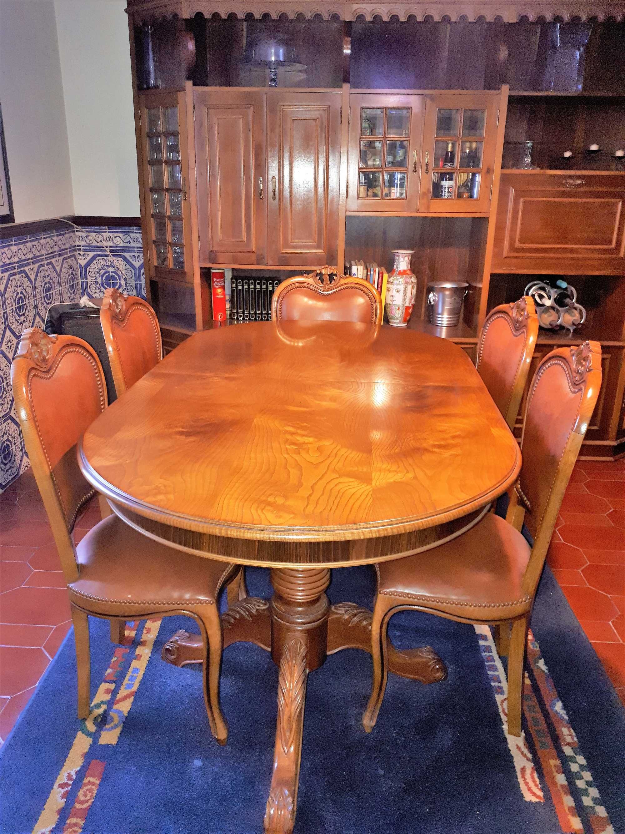 Sala de Jantar Mesa e cadeiras madeira de Castanheiro e Cristaleira
