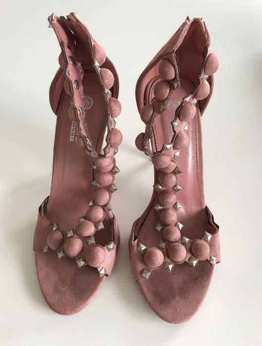 Sandálias com tachas de salto alto (37)