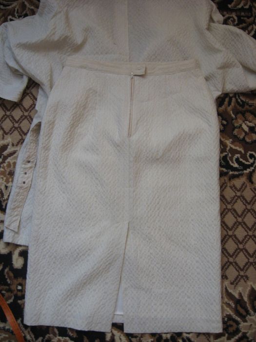 Женский костюм молочно-бежевого цвета