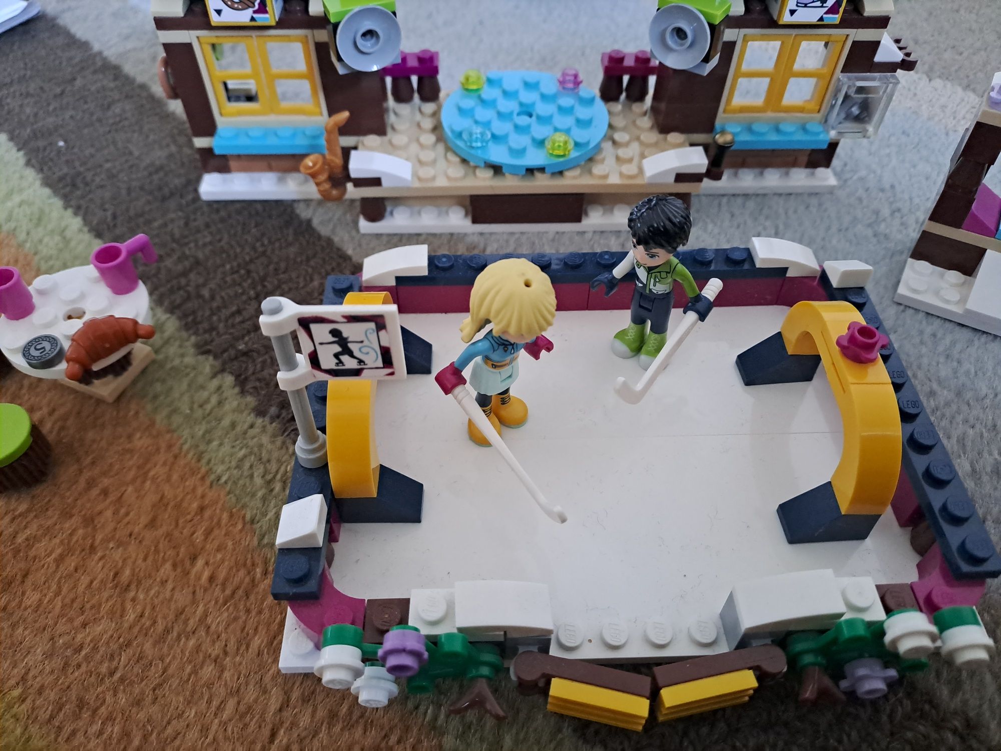 LEGO Friends 41322 lodowisko w zimowym kurorcie