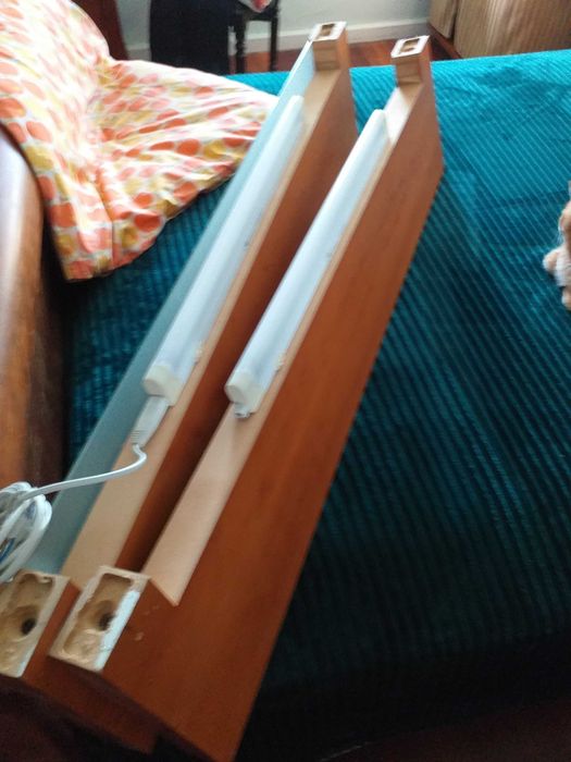 Prateleiras em cerejeira com eletrificação med. 110X25X4,5 cms