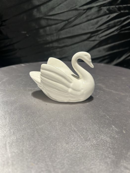 Ceramiczny łabędź – świecznik w stylu klasycznym