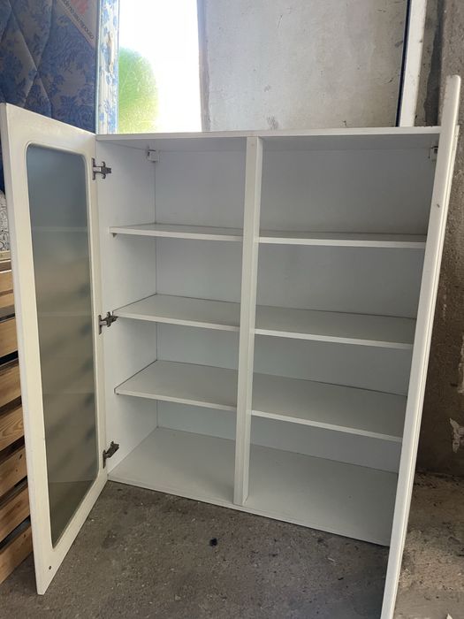 Armário de parede branco com portas de vidro