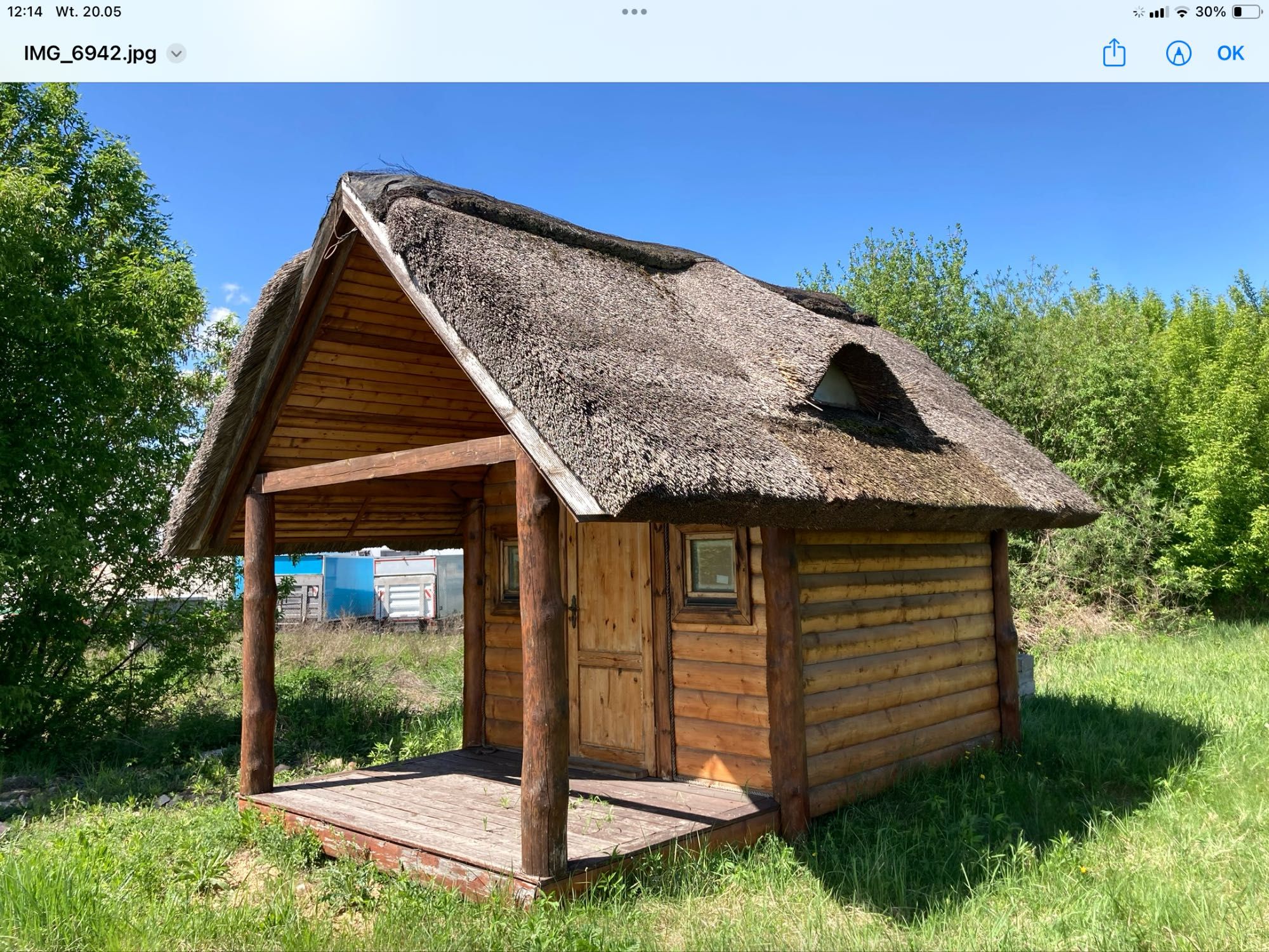 Domek drewniany ze strzechą,powystawowy