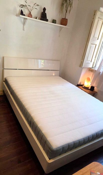 Cama com estrado + colchão (140x190) – Excelente estado
