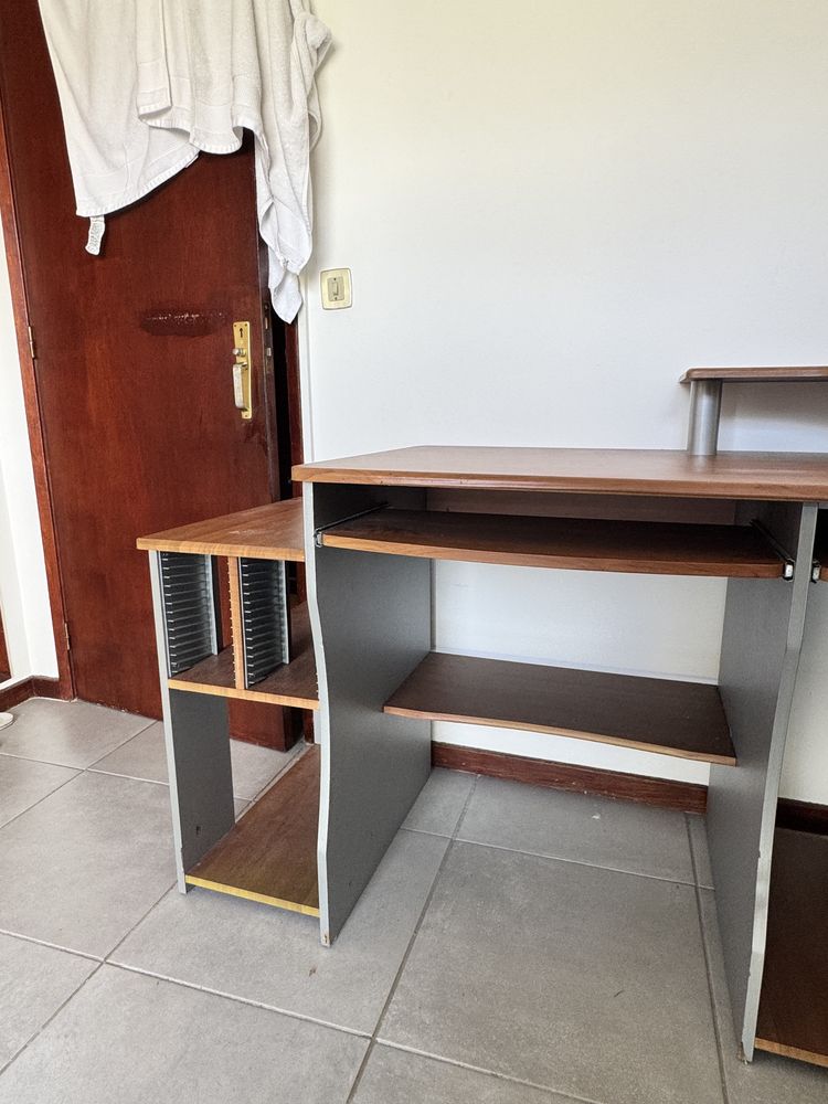 Secretária com Espaço Para Computador Fixo