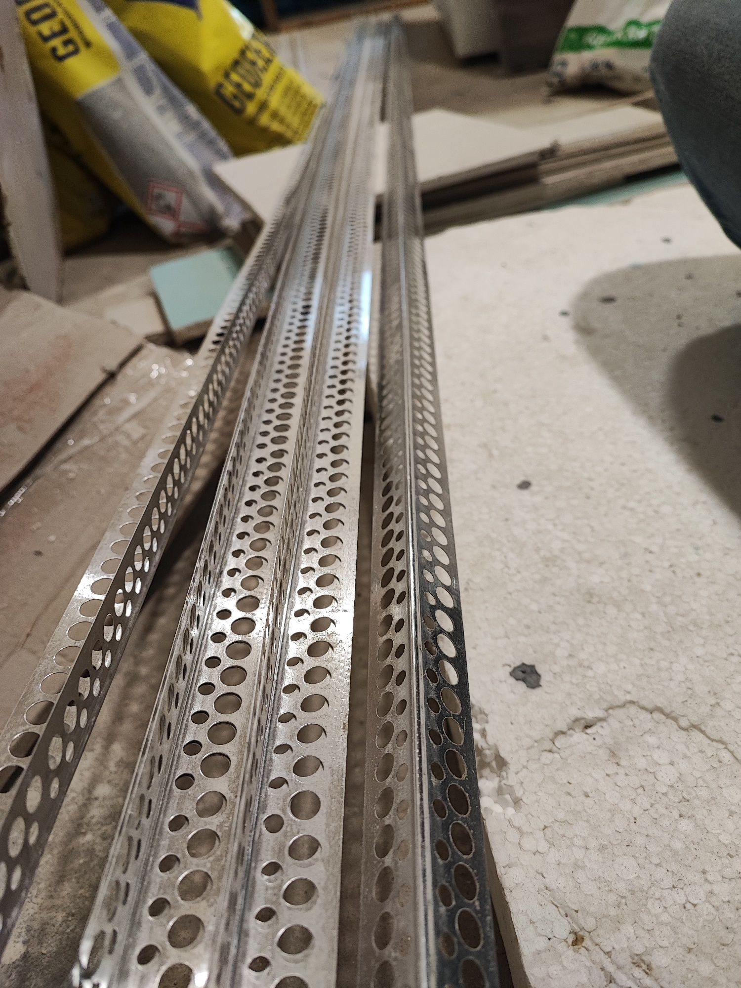 Pozostałość po remoncie. Narożniki aluminiowe 6szt. + ścinki