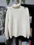 Biały sweter oversize