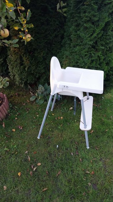 Fotelik do karmienia IKEA z regulowanym podnóżkiem