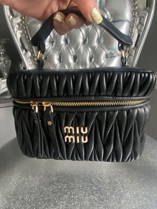 Piękny czarny kuferek Miu Miu logo,złoto!