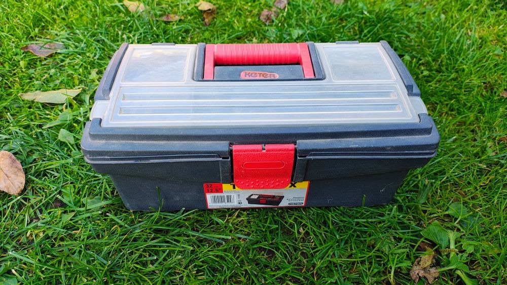 Mała skrzynka na narzędzia Keter