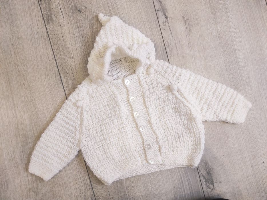 Nowy biały  dziergany sweter z kapturem / wełniany / na chrzest  74/80