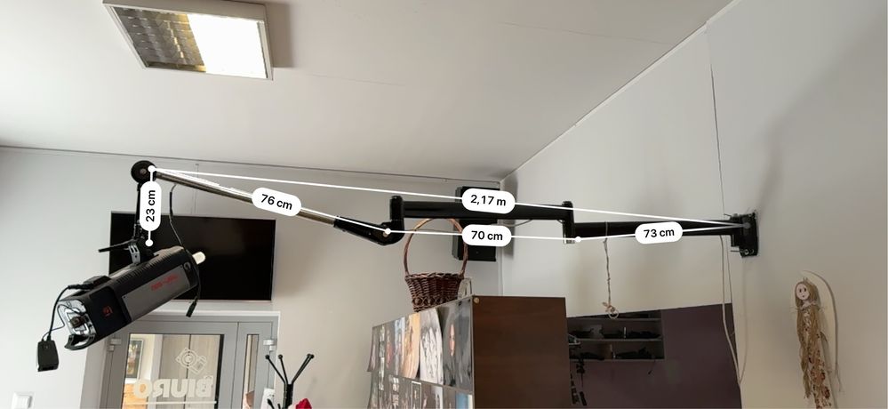 System zawieszenia lamp studyjnych do ściany typu bom