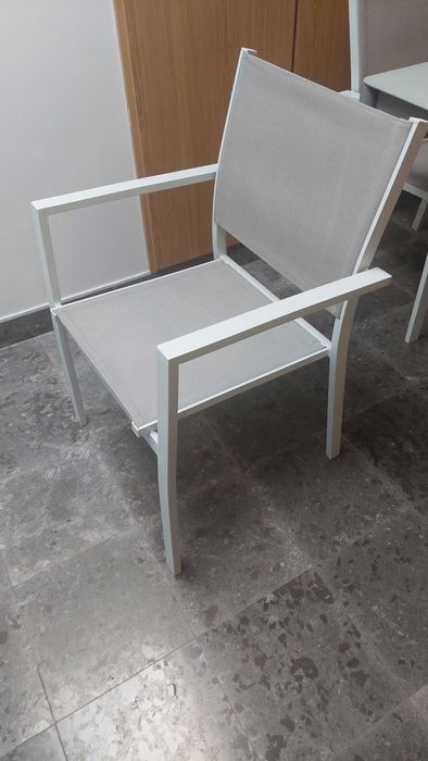 Conjunto de mesa com tampo em vidro lacado e 6 cadeiras - Exterior