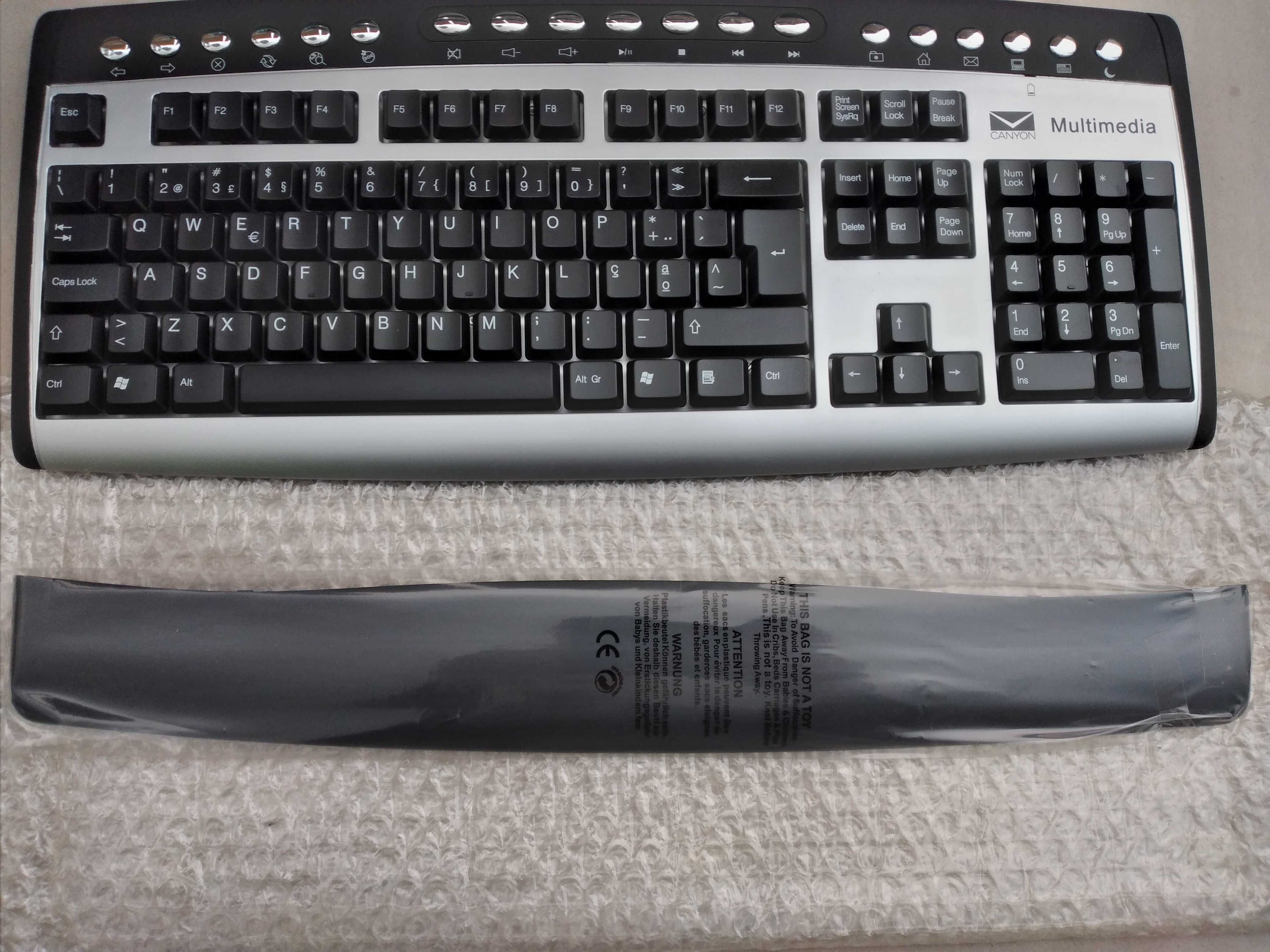 Multimedia wireless keyboard