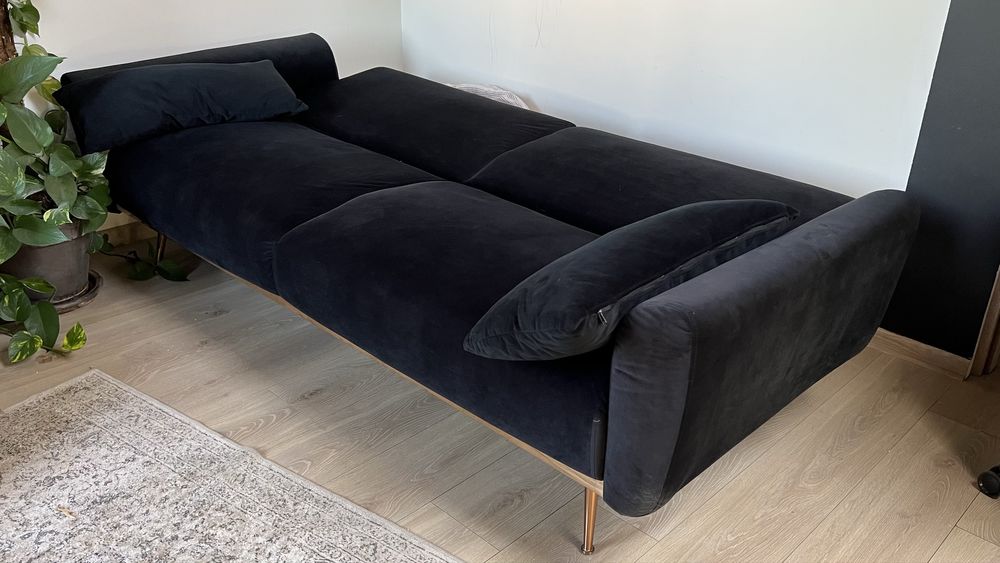Welurowa sofa z funkcją spania