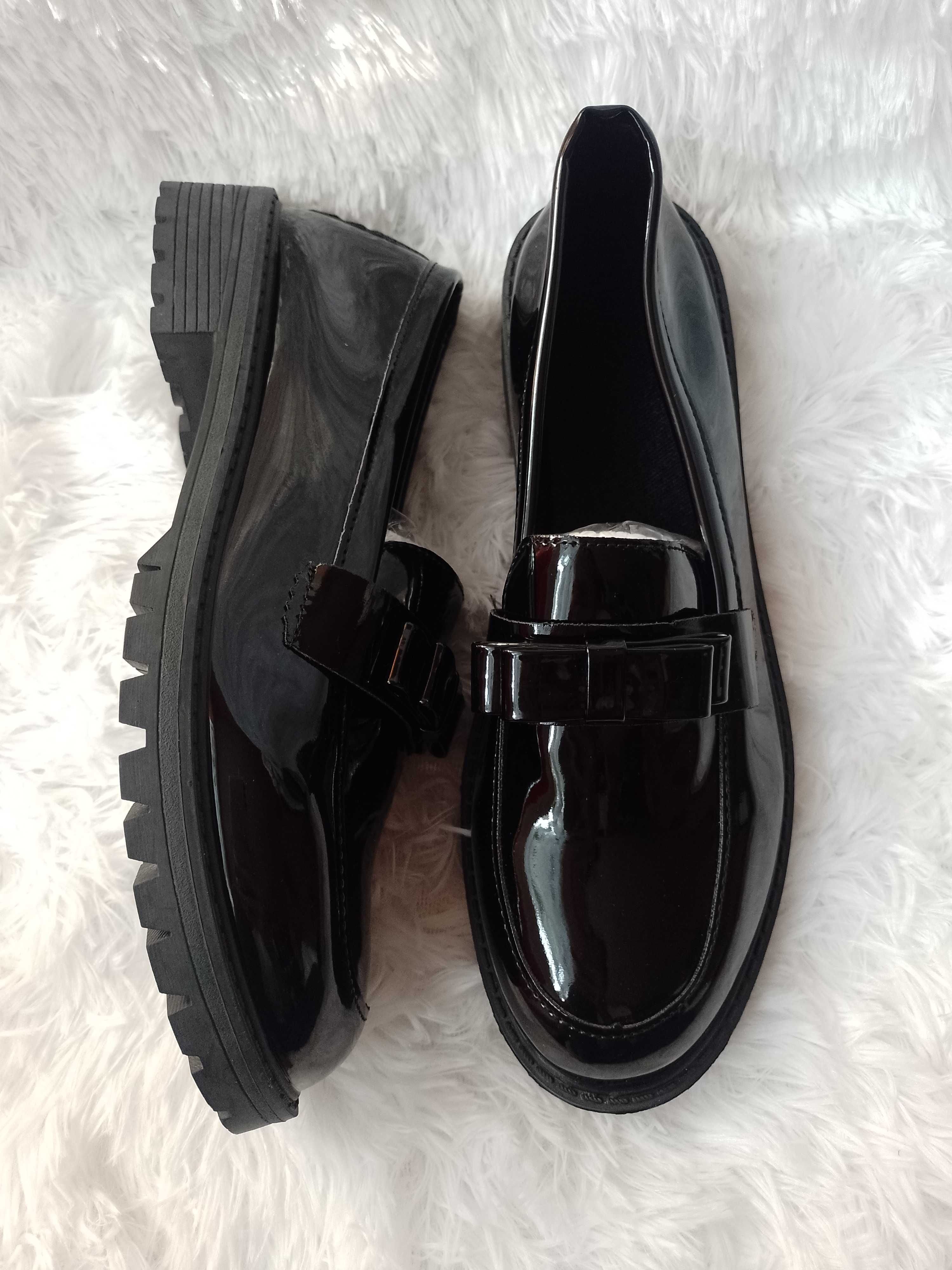 (41) Czarne, lakierowane mokasyny wieczorowe , loafersy, NOWE