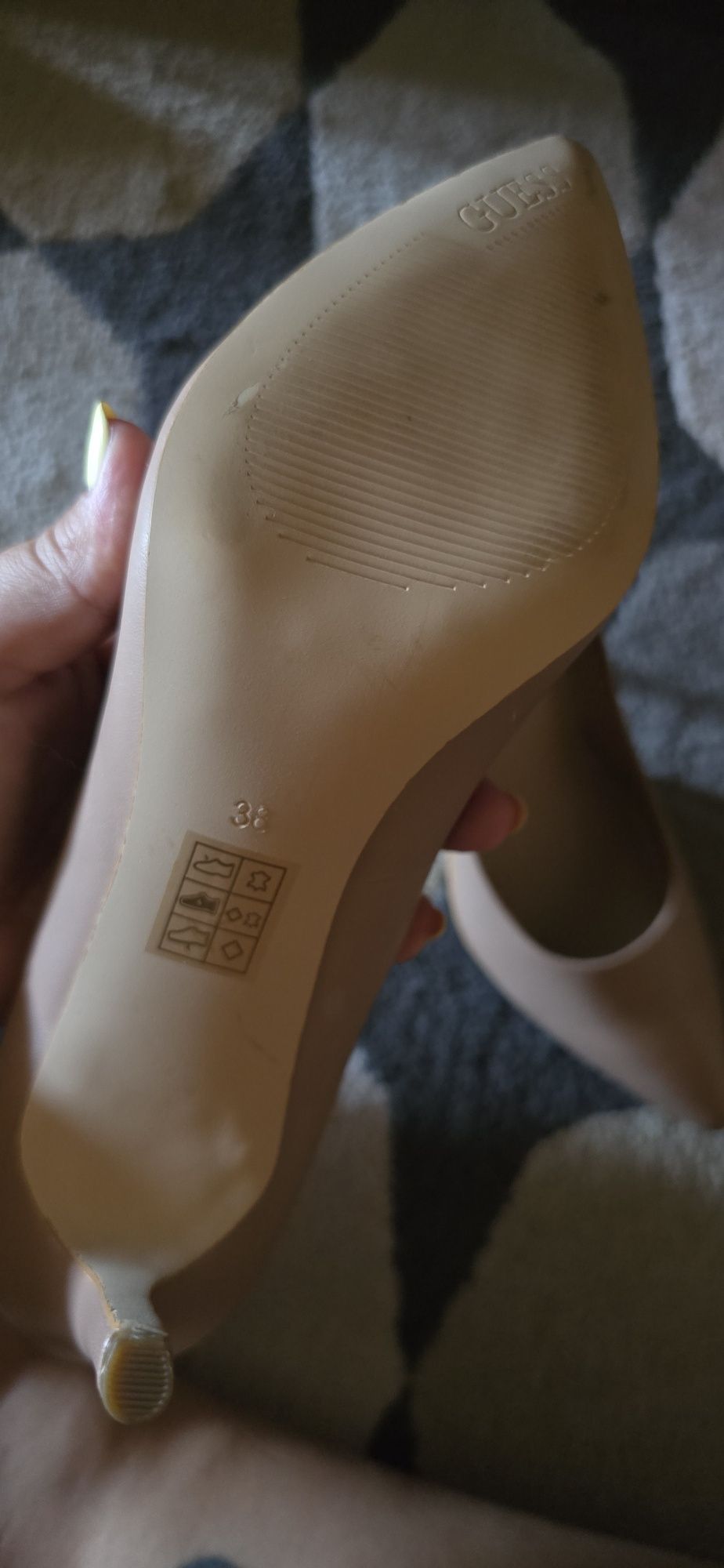 Sapatos de salto alto, Guess