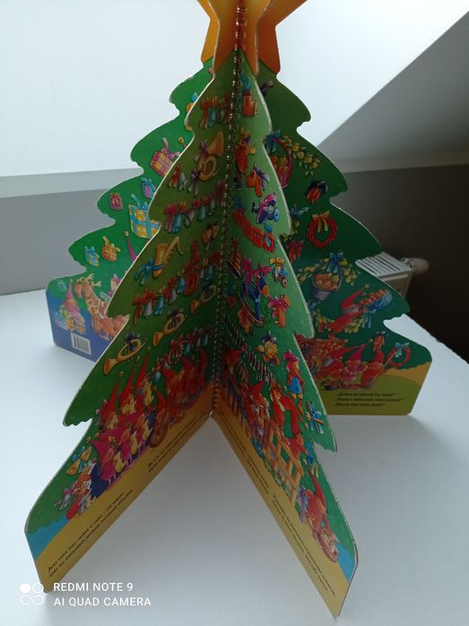 Książka dla dzieci w kształcie choinki