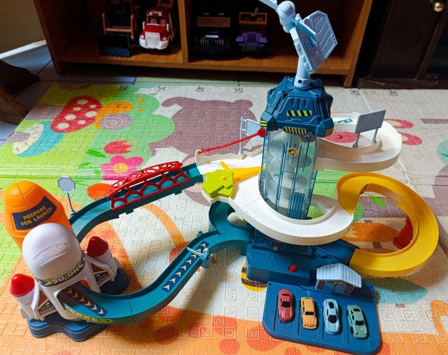 Игровой трек с машинками  "Парковка космическая станция"