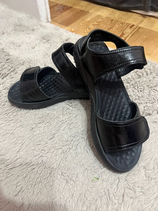 Продам шкіряні жіночі босоніжки 38 розмір