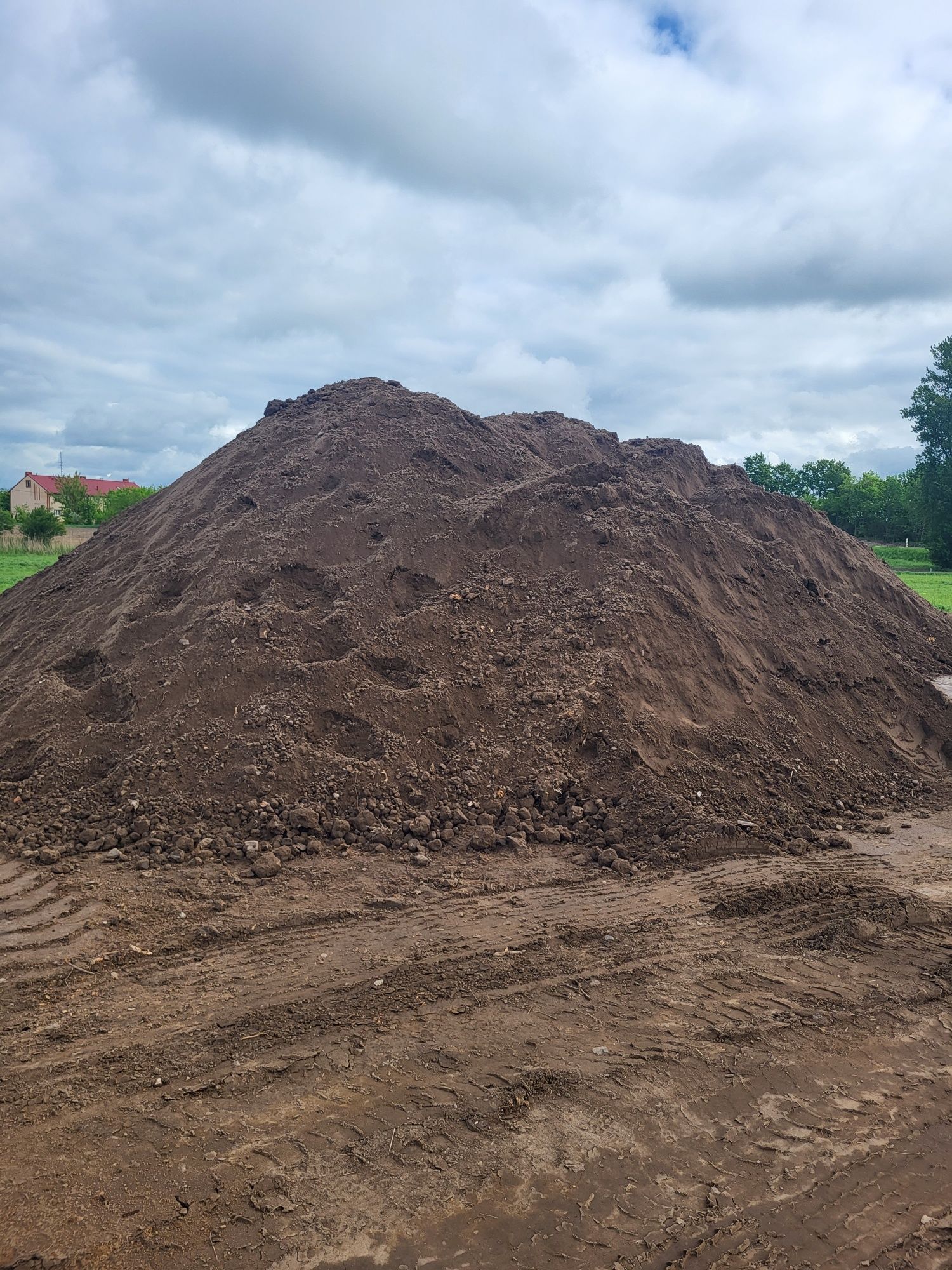 Czarnoziem Ziemia sortowama  uprawna polna z dowozem 10t 25t 30t  Ełk