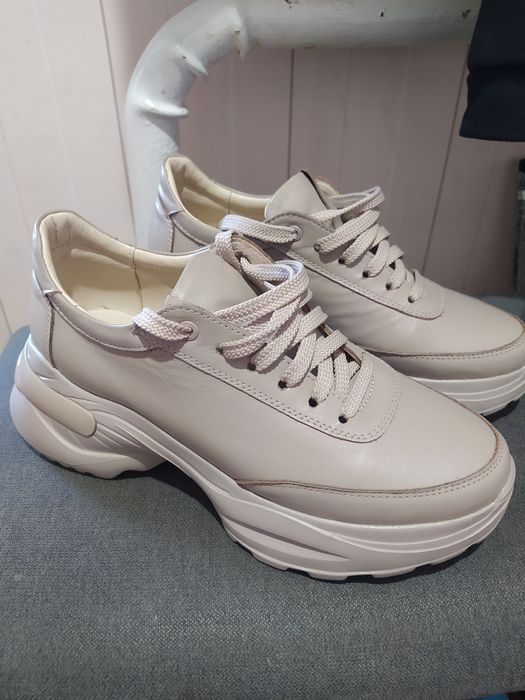 Продам нові кросівки