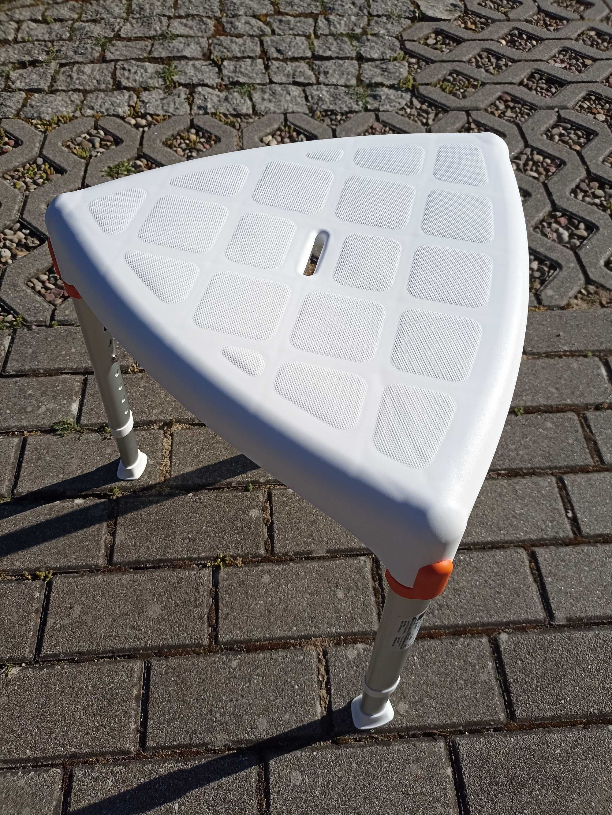 Trójkątny taboret prysznicowy