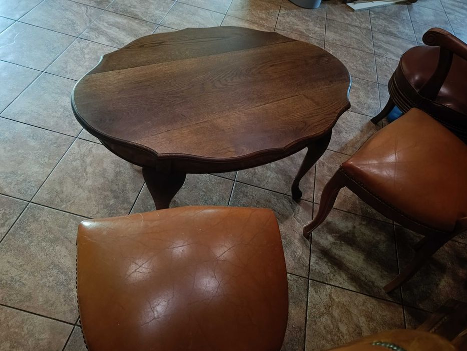 Stary stolik kawowy na ludwikowskich nogach