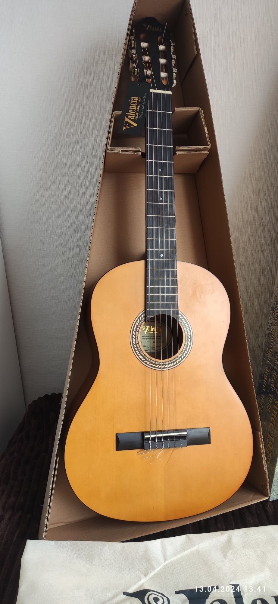 Гитара классика Valencia VC204 в идеальном состоянии  с чехлом
