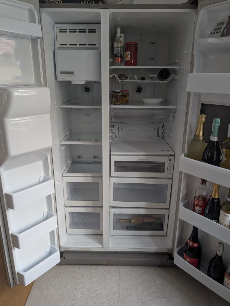 Lodówka Samsung Rs21kgrs srebrna z półkami