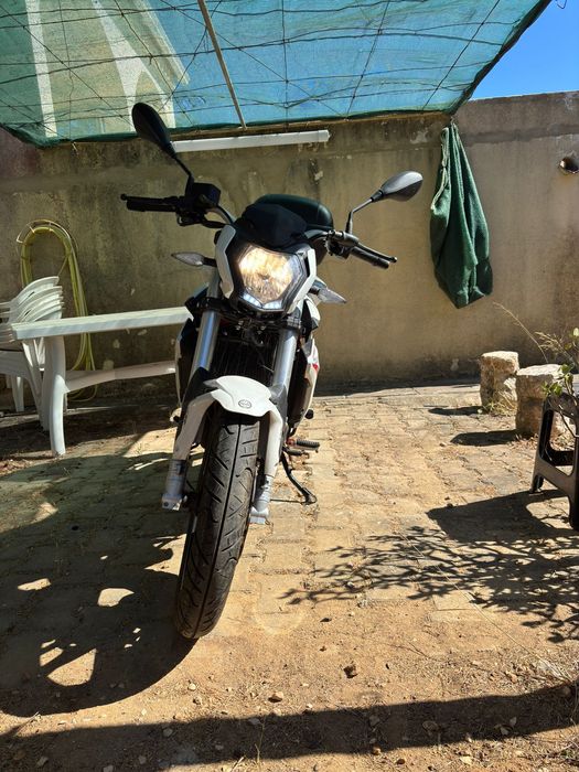 Moto Benelli bn125