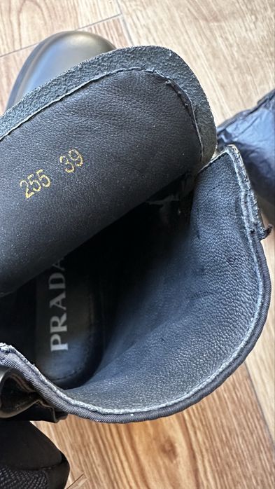 Жіночи черевики Prada